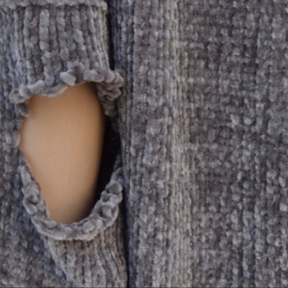 ✨3x HP!!✨Cozy Gray Chenille Cut Out Sweater✨ - Picture 7 of 8